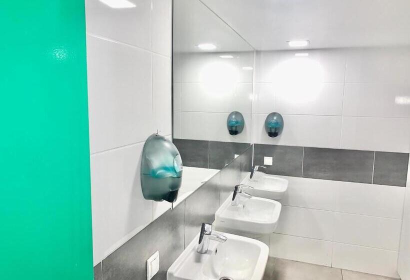 Кровать в Общей Комнате, The White Tulip Hostel