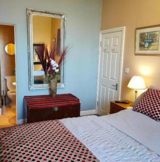 اتاق لوکس با تخت بزرگ, Whitby Central Close To Beach Pier Flowergate
