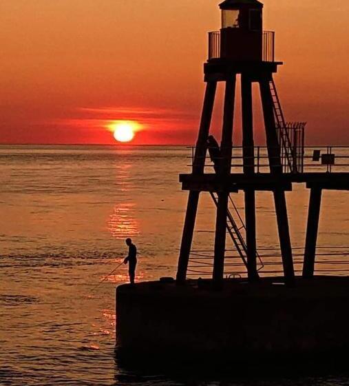 اتاق لوکس با چشم‌انداز دریا, Whitby Central Close To Beach Pier Flowergate