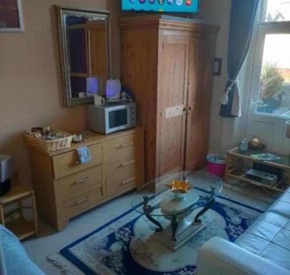 اتاق استاندارد چهارنفره با بالکن, Whitby Central Close To Beach Pier Flowergate