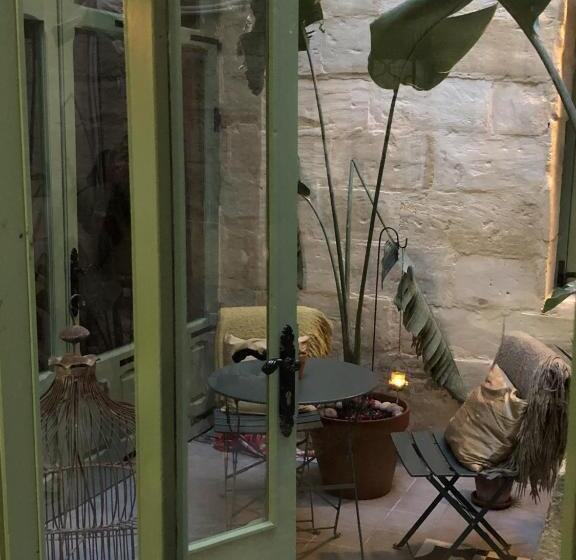 سوییت, The Burrow Guest House