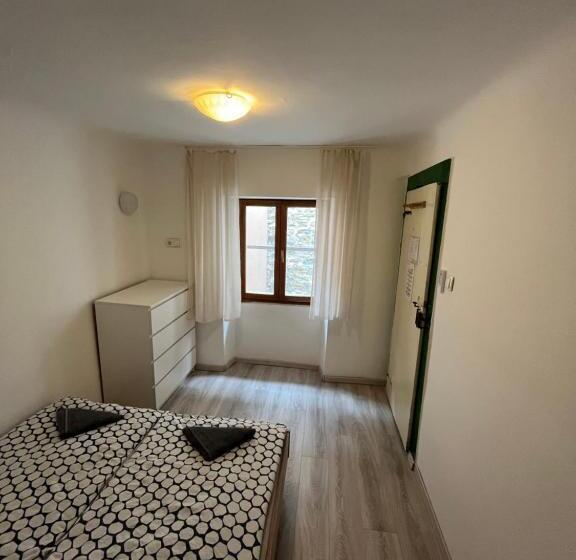 اتاق استاندارد با سرویس بهداشتی مشترک, Hostel Piran