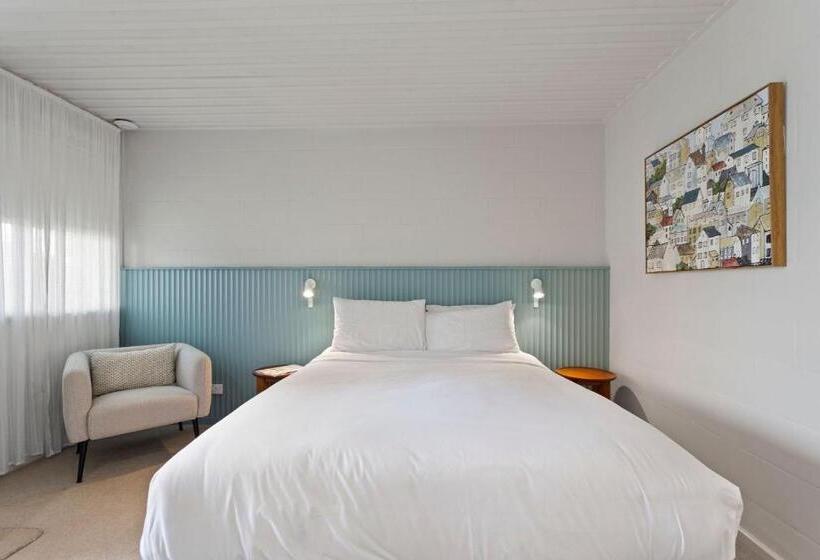 패밀리 룸, Shaen Street Motel