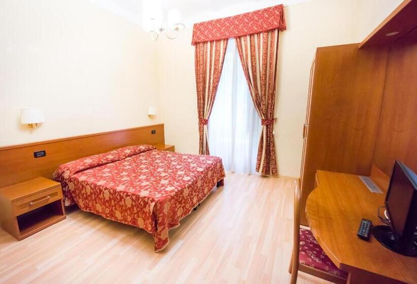اتاق استاندارد با سرویس بهداشتی مشترک, Funny Palace Hostel