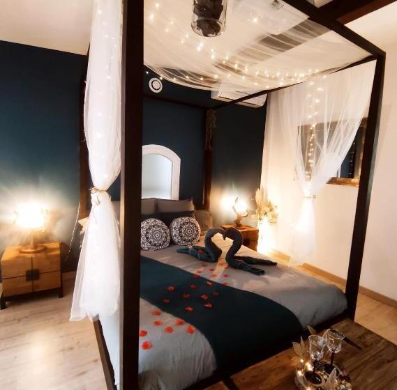 Номер Стандарт с Гидромассажем, A L Orée Des Pins   Gite Et Spa De 30 M2  Home Cinéma Et Massage En Sup