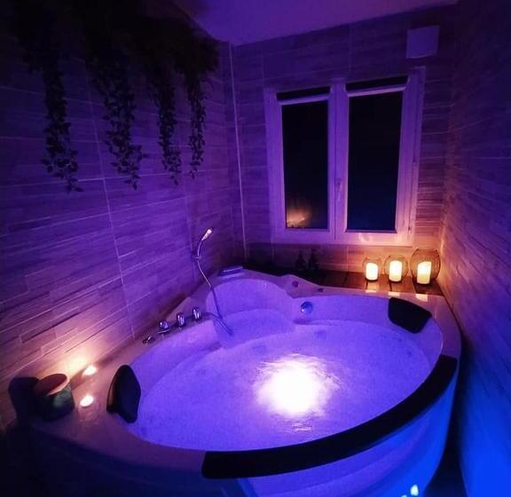 Номер Стандарт с Гидромассажем, A L Orée Des Pins   Gite Et Spa De 30 M2  Home Cinéma Et Massage En Sup