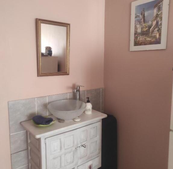 标准间, Chambre Spatieuse Avec Grand Lit