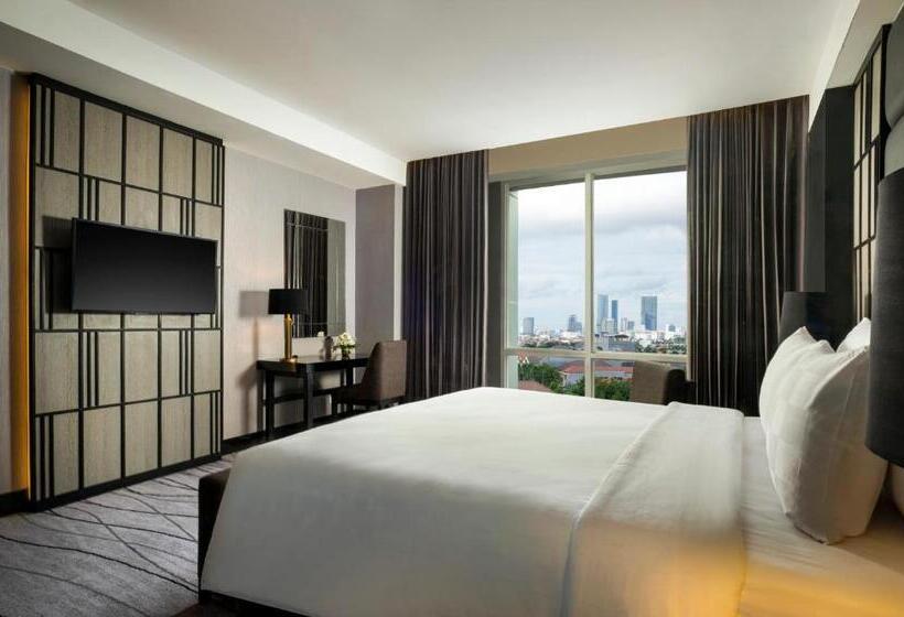 اتاق لوکس با تخت بزرگ, Grand Swiss Belhotel Darmo