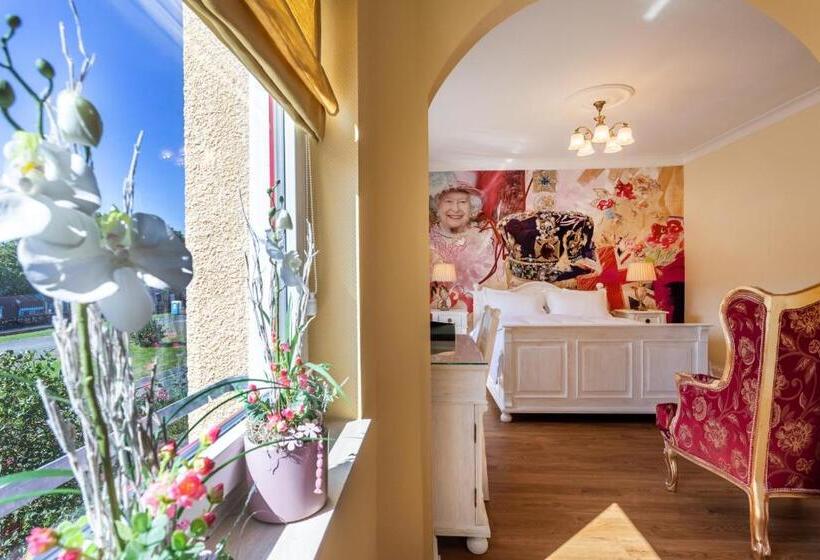 Номер Стандартный Кровать Куин, The Little Britain Inn Themed Hotel One Of A Kind In Europe