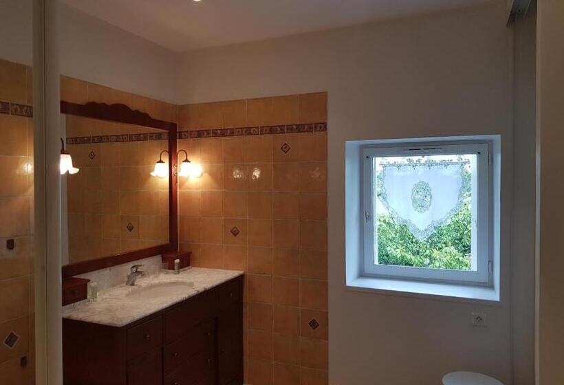 Четырехместный Номер Стандарт Вид на Сад, Domaine De Pelouaille   Chambre D Hôtes
