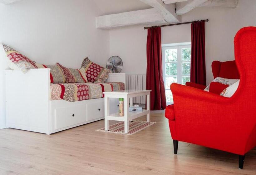 1 Bedroom Apartment River View, Château Destinée