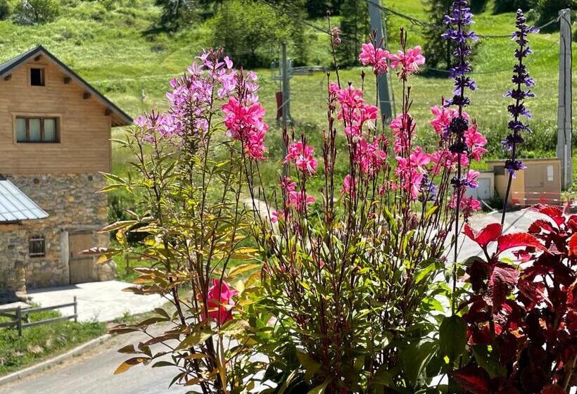 Четырехместный Номер Стандарт с Балконом, Le Chalet