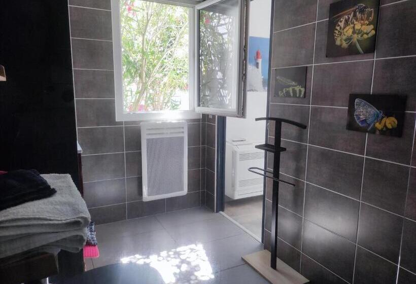 غرفة قياسية مع حمام خارجي, Chambre Et Salle D Eau Dans Dépendance 20 M2, Vélos