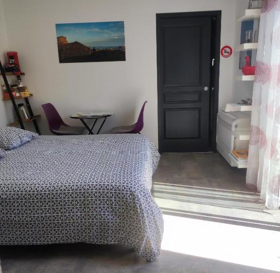 غرفة قياسية مع حمام خارجي, Chambre Et Salle D Eau Dans Dépendance 20 M2, Vélos