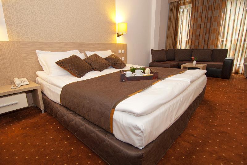 Семейный Номер, Radina's Way Hotel