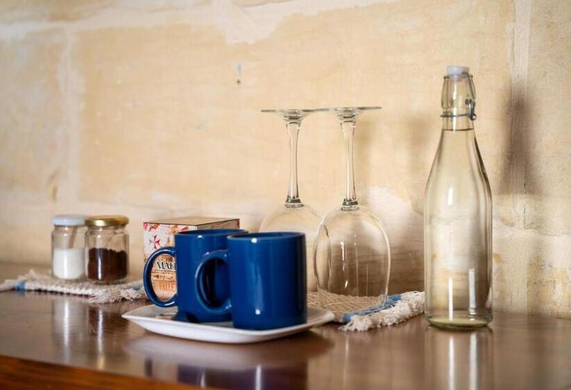 اتاق سوپریور, Laremi Gozo B&b