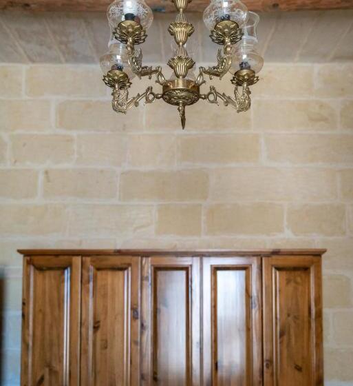 اتاق سوپریور با تخت بزرگ, Laremi Gozo B&b