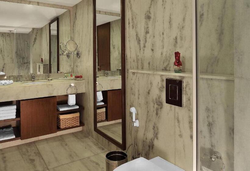 带大床的豪华间, Four Points By Sheraton Hotel And Serviced Apartments Pune
