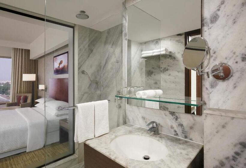 带泳池观景的行政房, Four Points By Sheraton Hotel And Serviced Apartments Pune