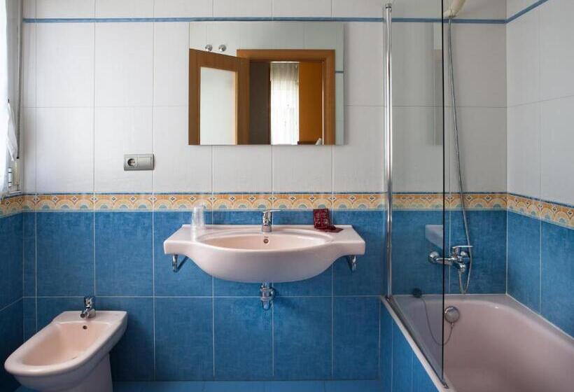 Номер Стандарт Трехместный, Hostal Rio Selmo