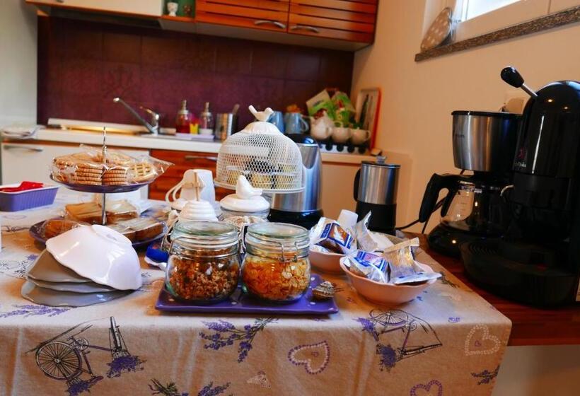 اتاق خانوادگی, B&b Ai Tre Archi