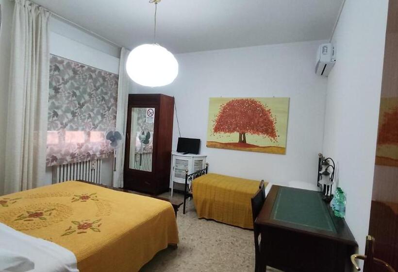 Стандартный внешний трехместный номер с ванной комнатой, Casa Elvezia Guest House