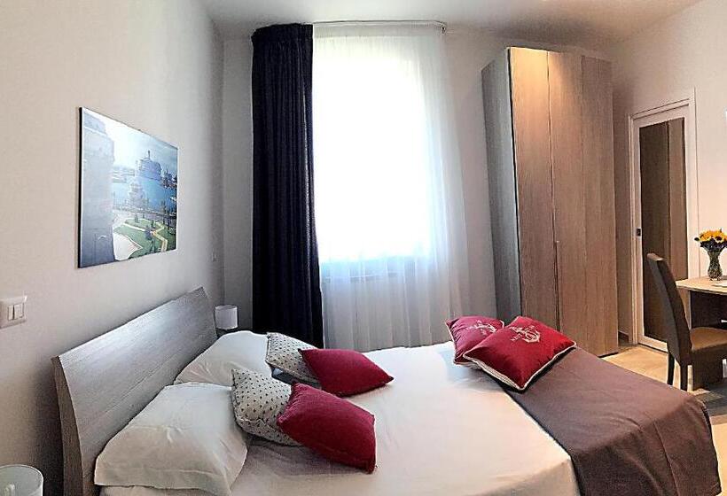 Habitación Triple Estándar con Terraza, Quattro Stelle Al Porto Guest House