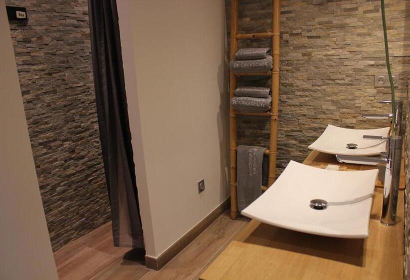 غرفة قياسية مطلّة علي حمام السباحة, B&b Les Voiles De Valescure Chambres D Hôtes Et Son Espace Bien être