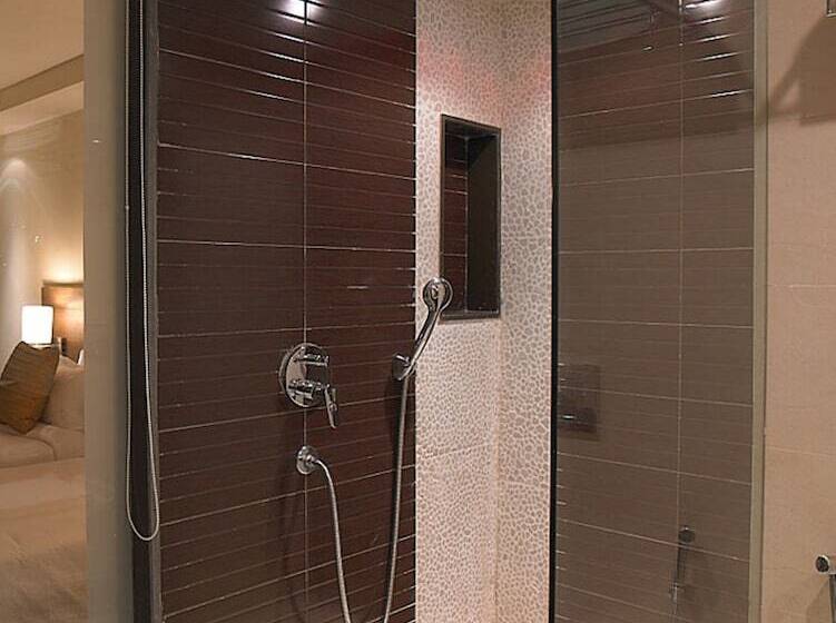 Номер Deluxe, Royal Orchid Central Grazia Navi Mumbai