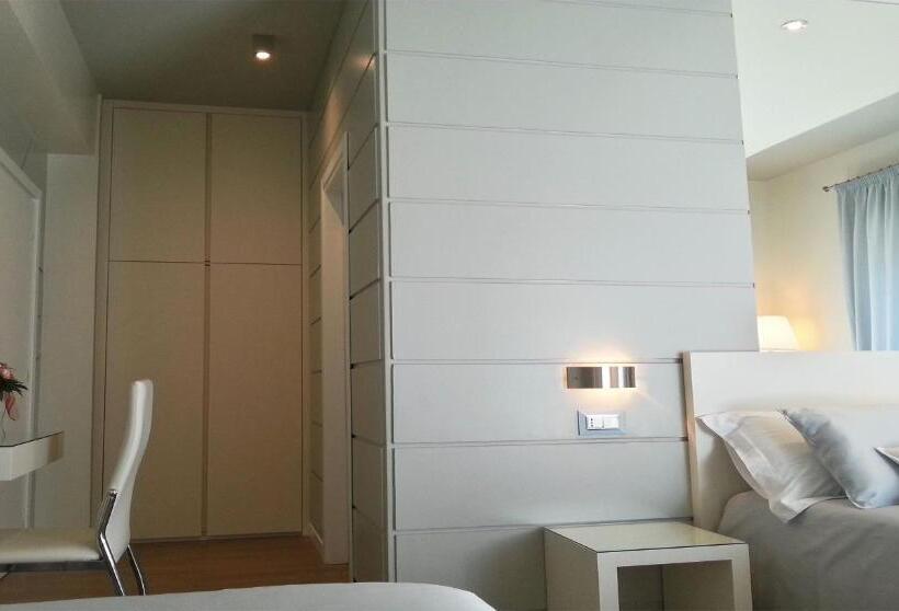 Трехместный Номер Стандарт с Балконом, B&b Diamante Raro