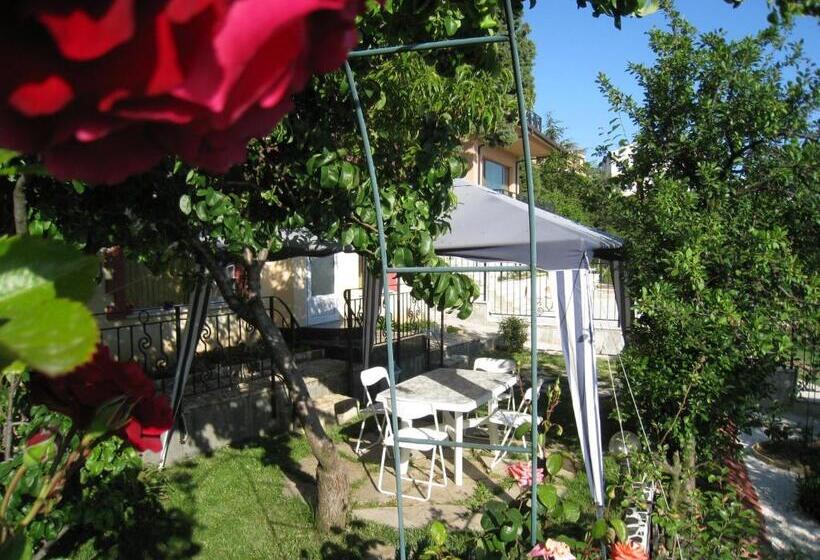 اتاق استاندارد سه تخته با چشم‌انداز باغ, Villa Summer House