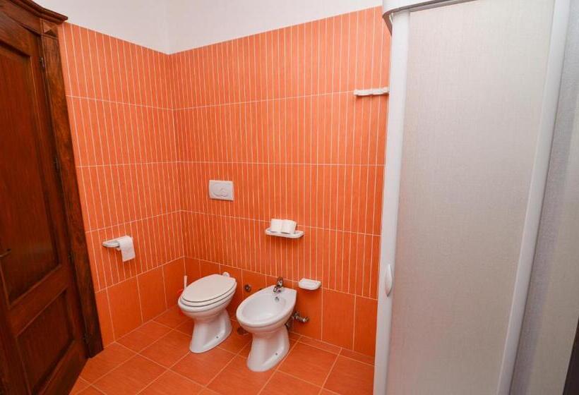 Стандартный внешний трехместный номер с ванной комнатой, Bed And Breakfast Europa