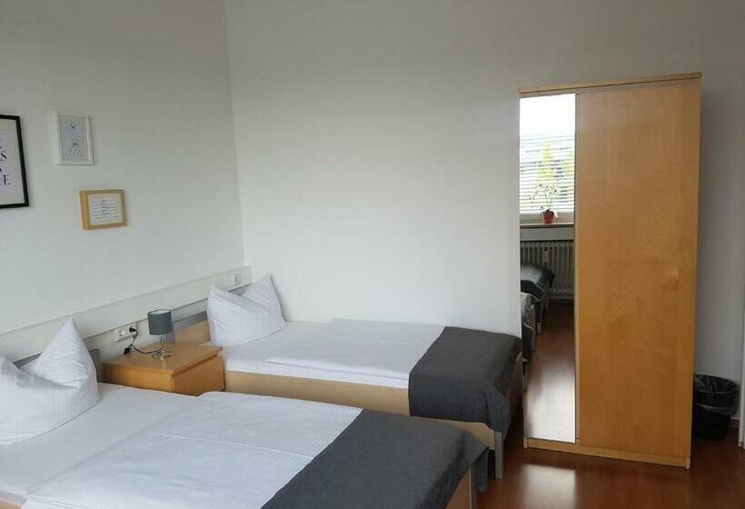 Quarto Triplo Estandar Banheiro Compartilhado, Horn Gästehaus