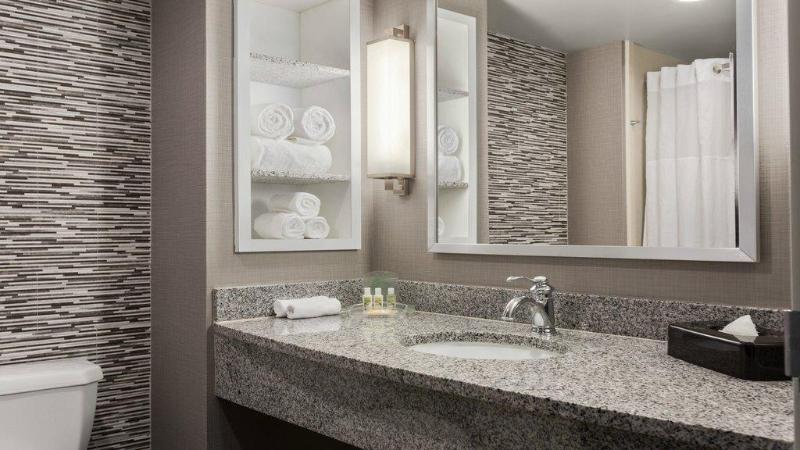 带大床的套房, Holiday Inn Hotel & Suites Gateway, An Ihg