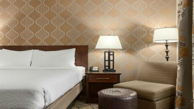 带大床的套房, Holiday Inn Hotel & Suites Gateway, An Ihg