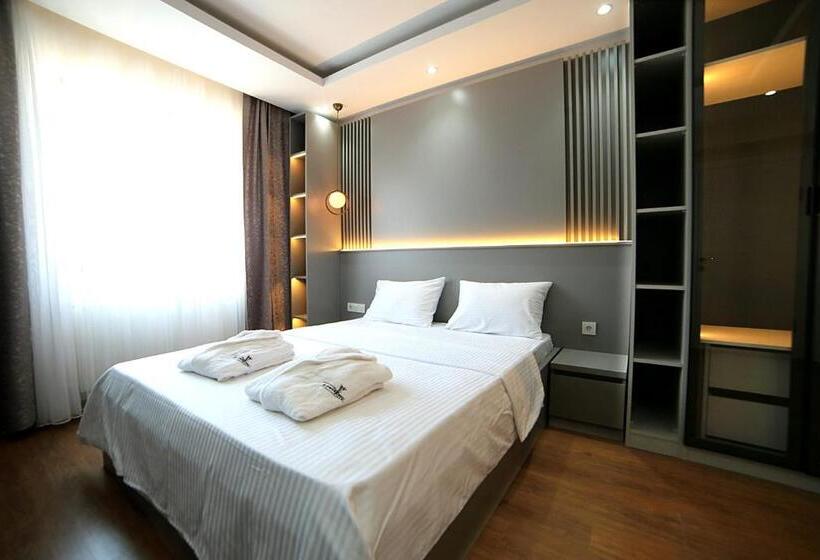 Deluxe Suite King Bed, Flower City Suits