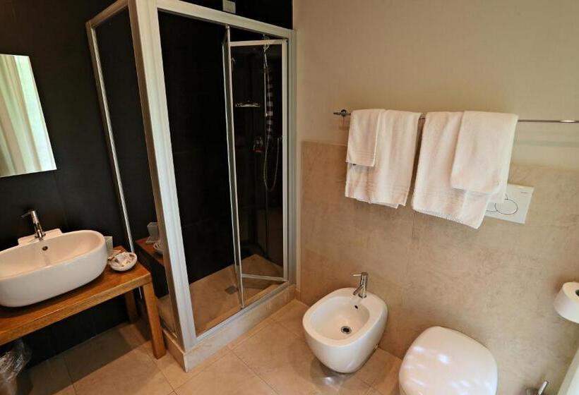 اتاق لوکس سه تخته, Country Hotel Le Querce