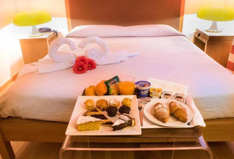 اتاق لوکس سه تخته, Country Hotel Le Querce