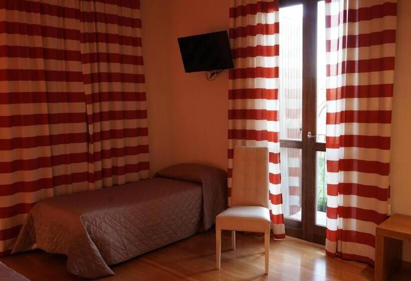 اتاق استاندارد چهار تخته, Country Hotel Le Querce