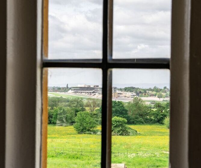 Люкс, Ellenborough Park
