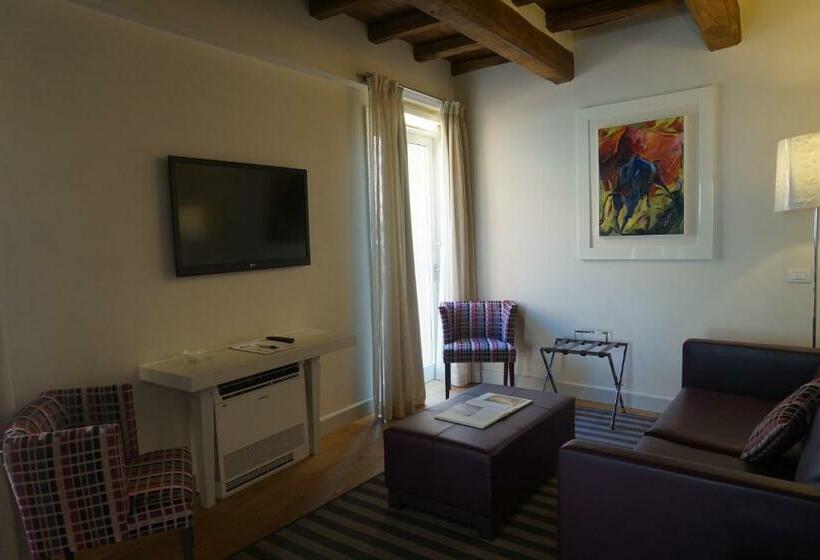 סוויטה, Trevi Palace Luxury Inn