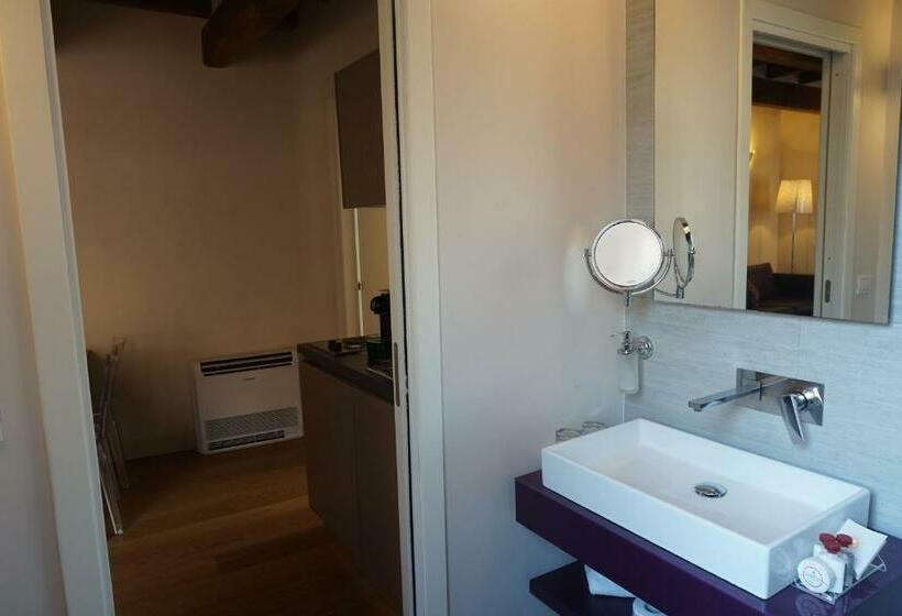 סוויטה, Trevi Palace Luxury Inn