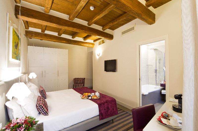 חדר דלוקס לשלושה, Trevi Palace Luxury Inn