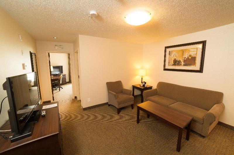 キングサイズベッドのスイートルーム, Holiday Inn Express & Suites Whitecourt, An Ihg