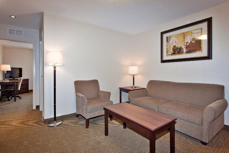 キングサイズベッドのスイートルーム, Holiday Inn Express & Suites Whitecourt, An Ihg