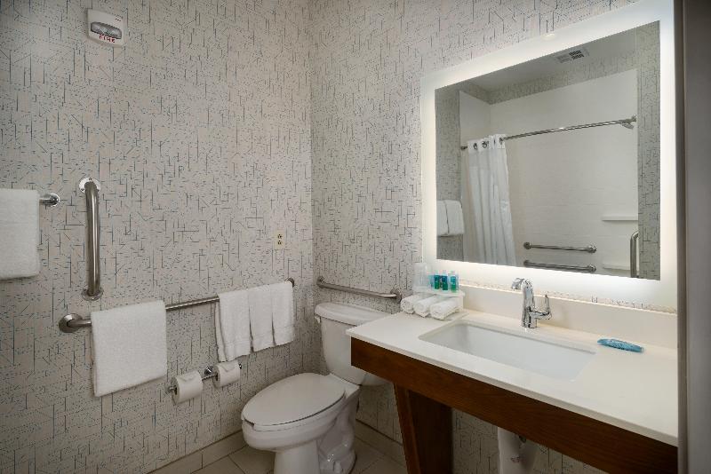 Номер Стандарт Кровать Кинг Адаптированный для Инвалидов, Holiday Inn Express Lawrence, An Ihg