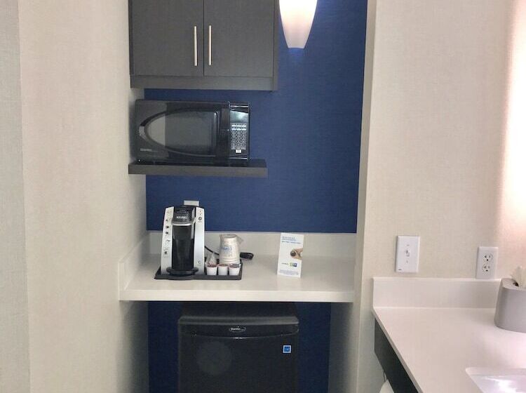 스위트, Holiday Inn Express & Suites Tracy, An Ihg