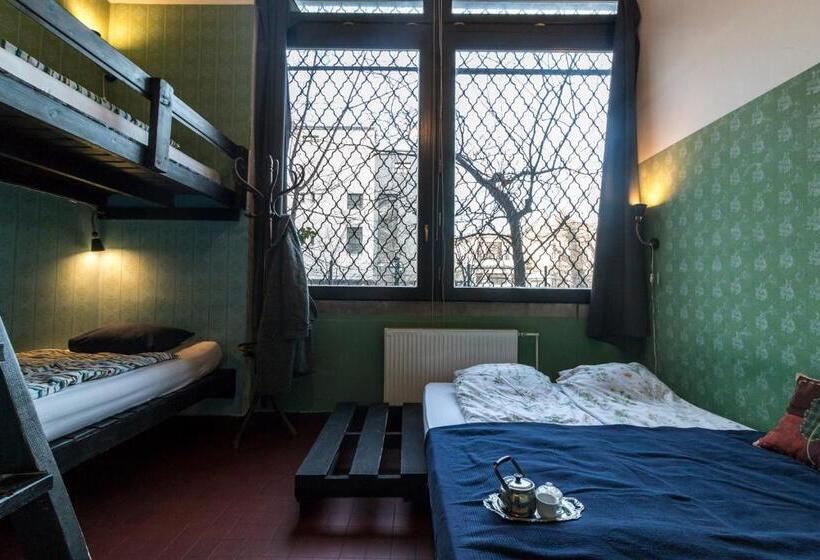 스탠다드 4인용 룸 공용 욕실, Baroque Hostel & Coworking