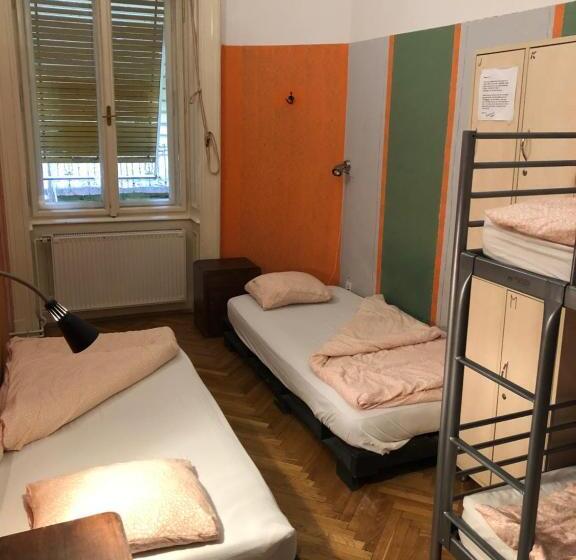 스탠다드 4인용 룸 공용 욕실, Baroque Hostel & Coworking