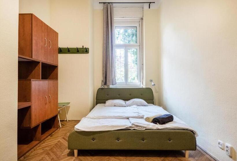 스탠다드 트리픔 룸 공동욕실, Baroque Hostel & Coworking